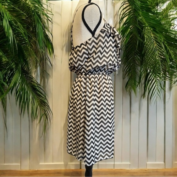NO BOUNDARIES Chevron Ruffle Sleeveless Spaghetti Strap Dress - Size M (7-9) - Picture 2 of 11
